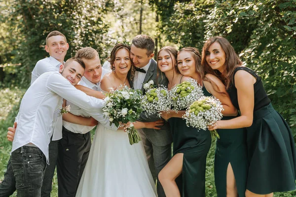 Noiva Noivo Celebram Seu Casamento Com Amigos Livre Após Cerimônia — Fotografia de Stock