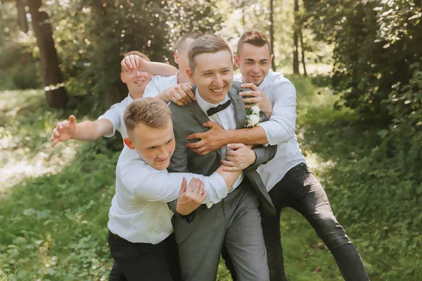 Pan Młody Świętuje Swój Ślub Przyjaciółmi Świeżym Powietrzu Ceremonii — Zdjęcie stockowe