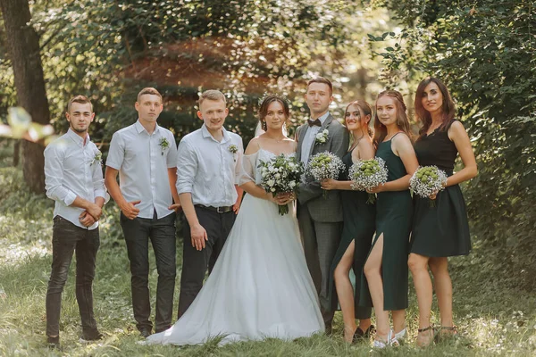 Noiva Noivo Celebram Seu Casamento Com Amigos Livre Após Cerimônia — Fotografia de Stock