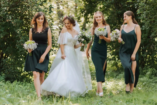 Uma Noiva Celebra Seu Casamento Com Amigos Livre Após Cerimônia — Fotografia de Stock