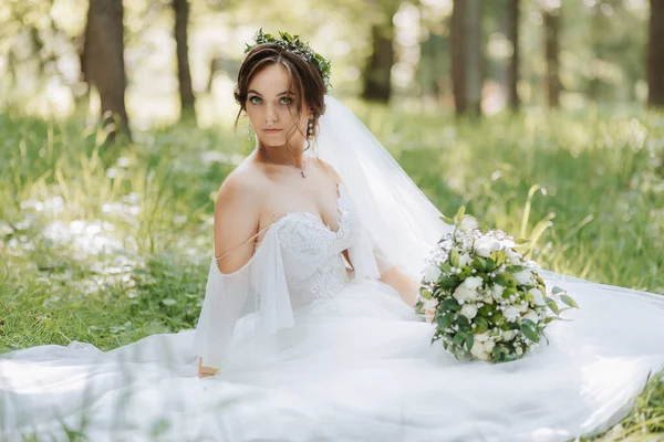 Taze Çiçekli Beyaz Elbiseli Güzel Bir Gelin Yeşil Çimlerin Üzerinde — Stok fotoğraf