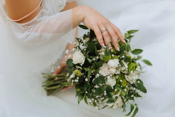 흰색과 그녀의 꽃다발 클로즈업 — 스톡 사진