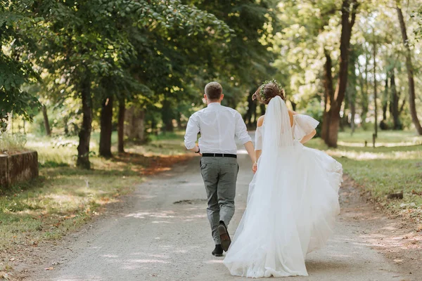 Весільна Пара Щаслива Наречена Наречена Біжать Парку Місця Весільної Церемонії — стокове фото