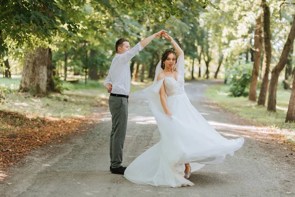 Весільна Пара Щаслива Наречена Наречена Біжать Парку Місця Весільної Церемонії — стокове фото