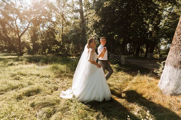 Young Couple Newlyweds Walking Summer Park Bride Beautiful White Dress — Stock Photo, Image