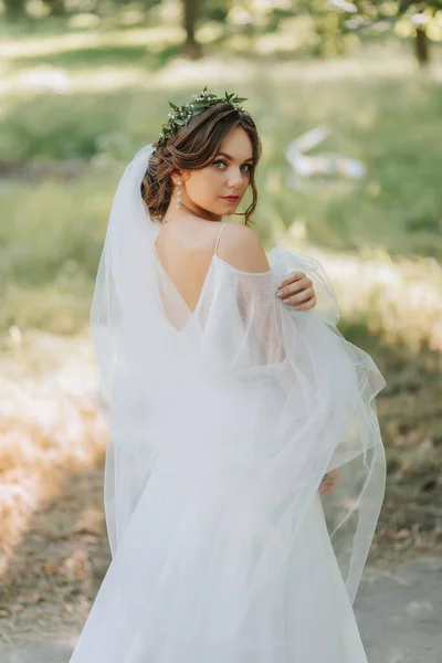 Portrét Krásné Roztomilé Nevěsty Dívka Elegantních Bílých Šatech Pózující Pozadí — Stock fotografie