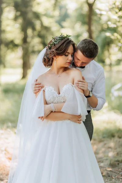 Sposo Alla Moda Sposa Carina Abito Bianco Con Tiara Fiori — Foto Stock