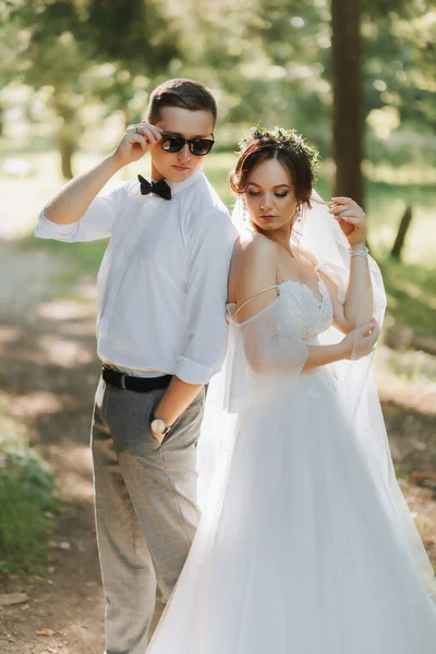 Pengantin Pria Dan Pengantin Wanita Cantik Berpakaian Putih Dengan Tiara — Stok Foto