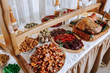 Kazak masası en iyi restoranlarda. Düğünde şölen masası. Ulusal Ukrayna mutfağı. Yağ, sosis, alkol. Yemek servisi..