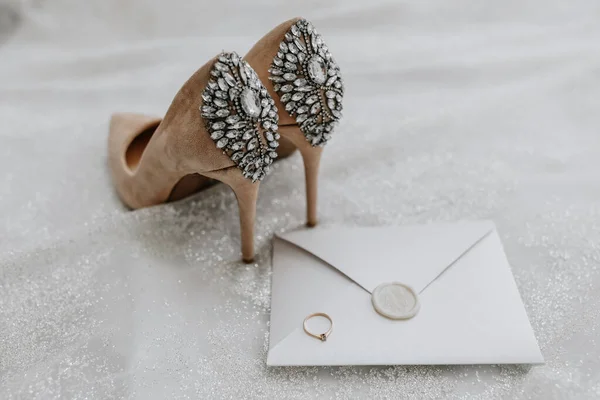 Menyasszony Esküvői Cipője Magas Sarkú Bézs Színben Kövekkel Sarka Felett — Stock Fotó