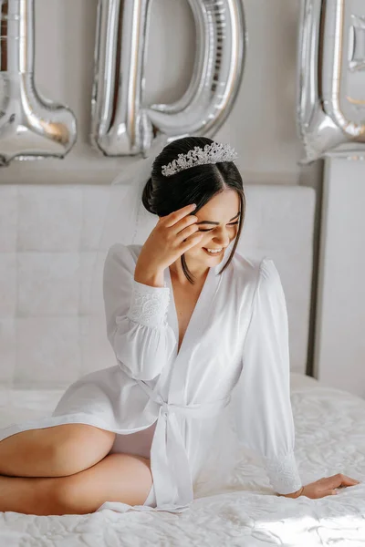 Gyönyörű Menyasszony Lány Egy Fehér Ágyon Nap Süt Ablakból Boldog — Stock Fotó