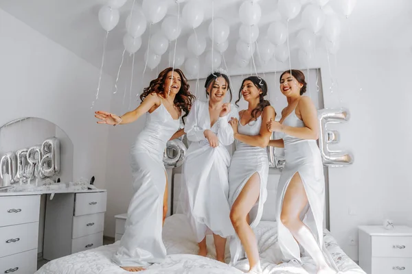 Las Damas Honor Jóvenes Vestidos Seda Blanca Una Cama Habitación —  Fotos de Stock