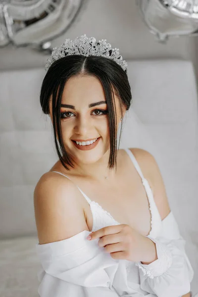 Egy Gyönyörű Menyasszony Lány Fehér Köntösben Fátyol Tiara Fején Nap — Stock Fotó