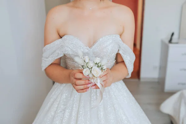Boutonniere Noivo Arranjado Flores Rosa Nas Mãos Noiva Com Uma — Fotografia de Stock