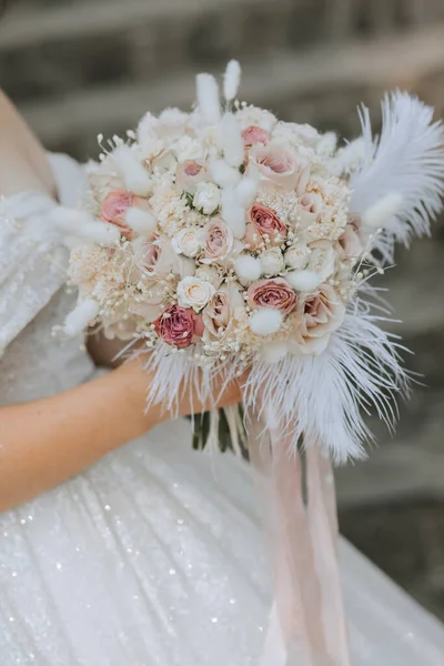 婚礼花束粉红色的玫瑰 羽毛和干枯的花朵在新娘的手中 — 图库照片