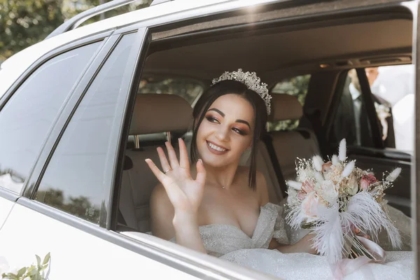 Sitzt Die Braut Hochzeitstag Mit Einem Strauß Einem Weißen Luxusauto — Stockfoto