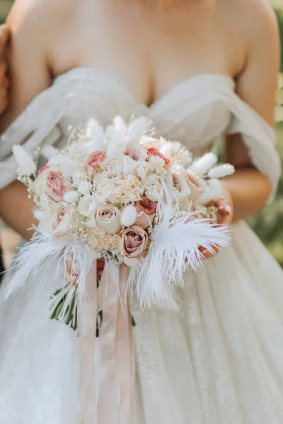 Свадебный Букет Розовых Роз Перьев Сушеных Цветов Руках Невесты Крупным — стоковое фото