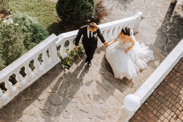 Retrato Jovem Casal Casamento Bonito Jardim Noiva Vestido Casamento Ombro — Fotografia de Stock