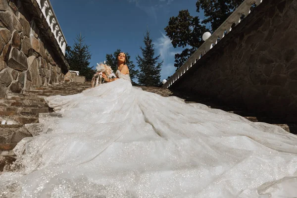Junge Schöne Braut Einem Hochzeitskleid Mit Offenen Schultern Und Einer — Stockfoto