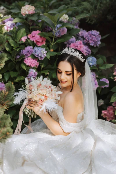 Jovem Noiva Bonita Vestido Noiva Com Ombros Abertos Coroa Sua — Fotografia de Stock