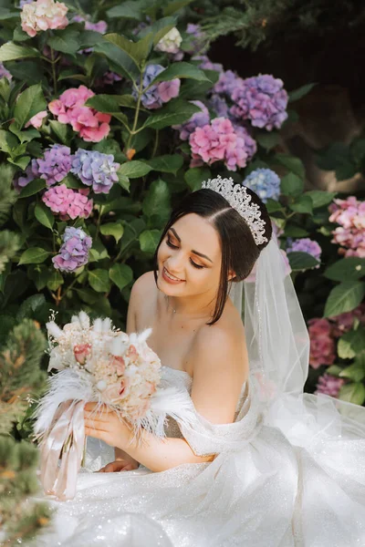 Молодая Красивая Невеста Свадебном Платье Открытыми Плечами Короной Голове Сидя — стоковое фото