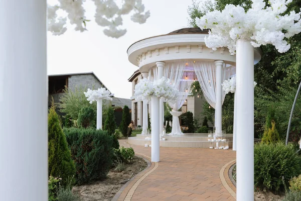 Закрита Весільна Арка Парку Зроблена Білих Квітів Білих Колонах Церемонія — стокове фото