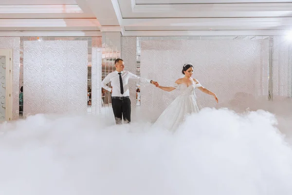 光と雰囲気の上品なレストランで新郎新婦の結婚式 重い煙 — ストック写真