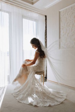 Oteldeki güzel bir gelinin portresi büyük bir pencerenin arkasında.