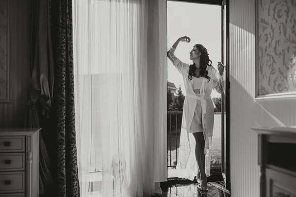 Μια Όμορφη Νύφη Λευκή Ρόμπα Στο Μπαλκόνι Ενός Ξενοδοχείου Θέα — Φωτογραφία Αρχείου