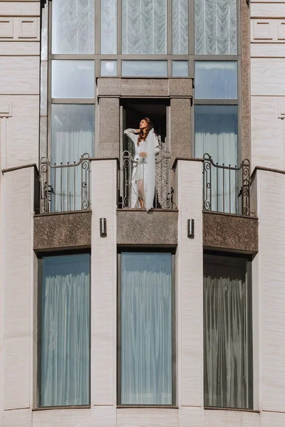 Gelin Otelin Balkonunda Peçeli Beyaz Bir Bornozla Boş Bir Alanda — Stok fotoğraf