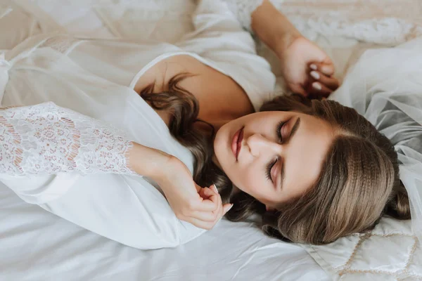 Красивая Молодая Невеста Белом Пеньюаре Лежит Кровати Своей Спальне Последние — стоковое фото