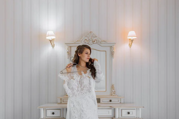 Uma Bela Noiva Jovem Casaco Branco Está Segurando Vestido Noiva — Fotografia de Stock