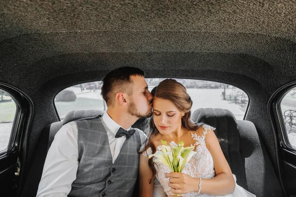 신부와 그들의 기쁨과 결혼식 — 스톡 사진