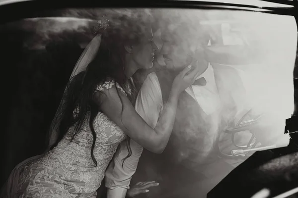 Luksusowy Elegancki Ślub Para Czule Przytulić Środku Stylowego Samochodu Retro — Zdjęcie stockowe