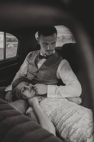 세련된 복고풍 자동차의 중간에 부드럽게 고급스럽고 우아한 결혼식 사진은 윈드실드를 — 스톡 사진