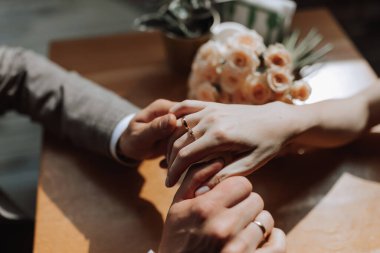 Kahkahalar atan Avrupalı bir çiftin bir kafede buluşmasının yan görüntüsü. Aşık bir çift, bir adam sevgilisine evlenme teklif eder.