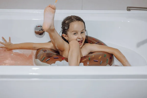 小さく 微笑み 美しい暗髪の少女 子供の風呂 泡のある白い浴室で洗います 楽しい写真 — ストック写真