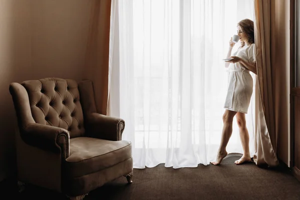 Boční Pohled Mladou Ženu Županu Stojící Moderním Hotelovém Pokoji Bílé — Stock fotografie