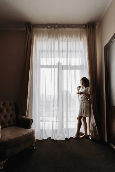 Вид Сбоку Молодую Женщину Халате Стоящую Современном Гостиничном Номере Белые — стоковое фото