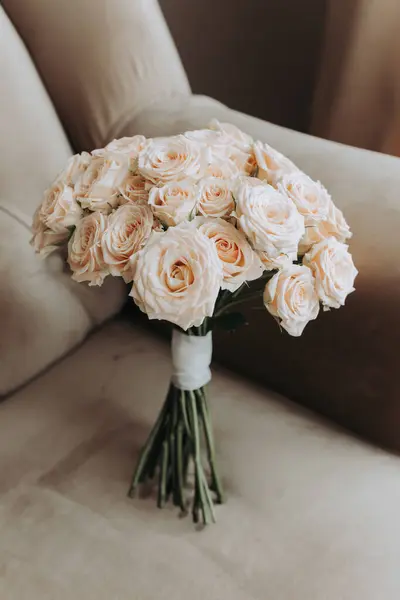一束粉红色和白色的结婚花束用缎带绑在椅子上 — 图库照片