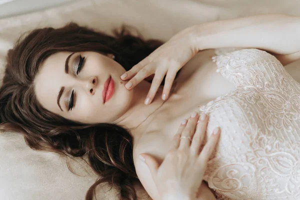아름다운 소녀는 패브릭으로 드레스에서 침대에 — 스톡 사진