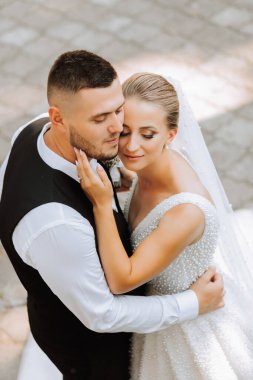 Genç ve güzel bir çift düğün günlerini kucaklıyor ve eğleniyorlar. Fotoğraf yukarıdan çekiliyor.