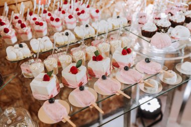Tatlılı şenlikli tatlı masası. Düğün çikolatası, çeşitli pastalar, stantlarda çikolatalar..