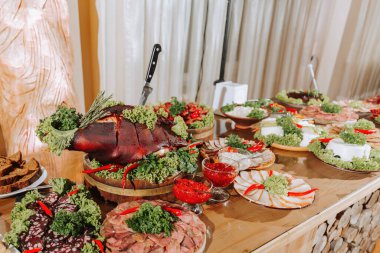 Kazak masası en iyi restoranlarda. Düğünde şölen masası. Ulusal Ukrayna mutfağı. Yağ, sosis, alkol. Yemek servisi..