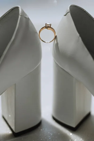Zbliżenie Złotego Pierścienia Diamentem Miłość Związek Koncepcja Ślubu Miękkie Wybiórcze — Zdjęcie stockowe