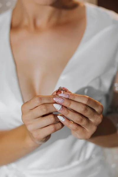 Pengantin Wanita Memegang Cincin Emas Mewah Dengan Berlian Tangan Yang — Stok Foto