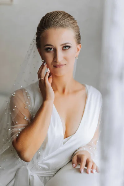 Роскошная Невеста Классической Прической Одетая Длинный Халат Длинную Вуаль Сидит — стоковое фото