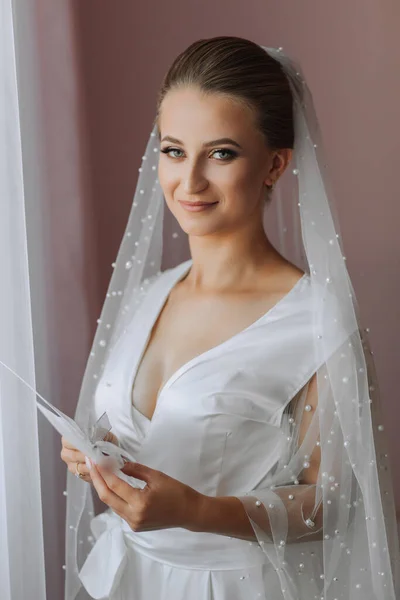 Eine Luxuriöse Braut Mit Klassischer Frisur Einem Langen Gewand Und — Stockfoto