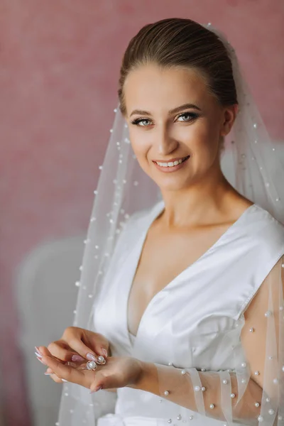 Luxurious Bride Classic Hairstyle Wearing Long Robe Long Veil Standing — Stock Photo, Image