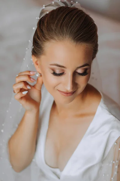 Luxusní Nevěsta Klasickým Účesem Oblečená Dlouhém Rouchu Dlouhém Závoji Svém — Stock fotografie